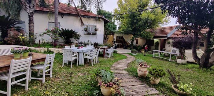 תמונה של חצר האירוח החיצונית